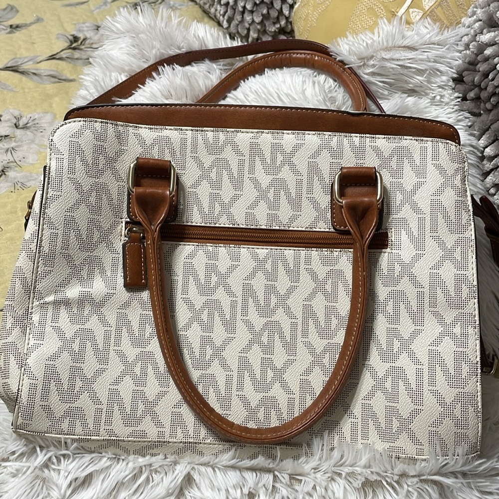 Beautiful brand new purse measurements are included in pictures - Picture 2 of 8